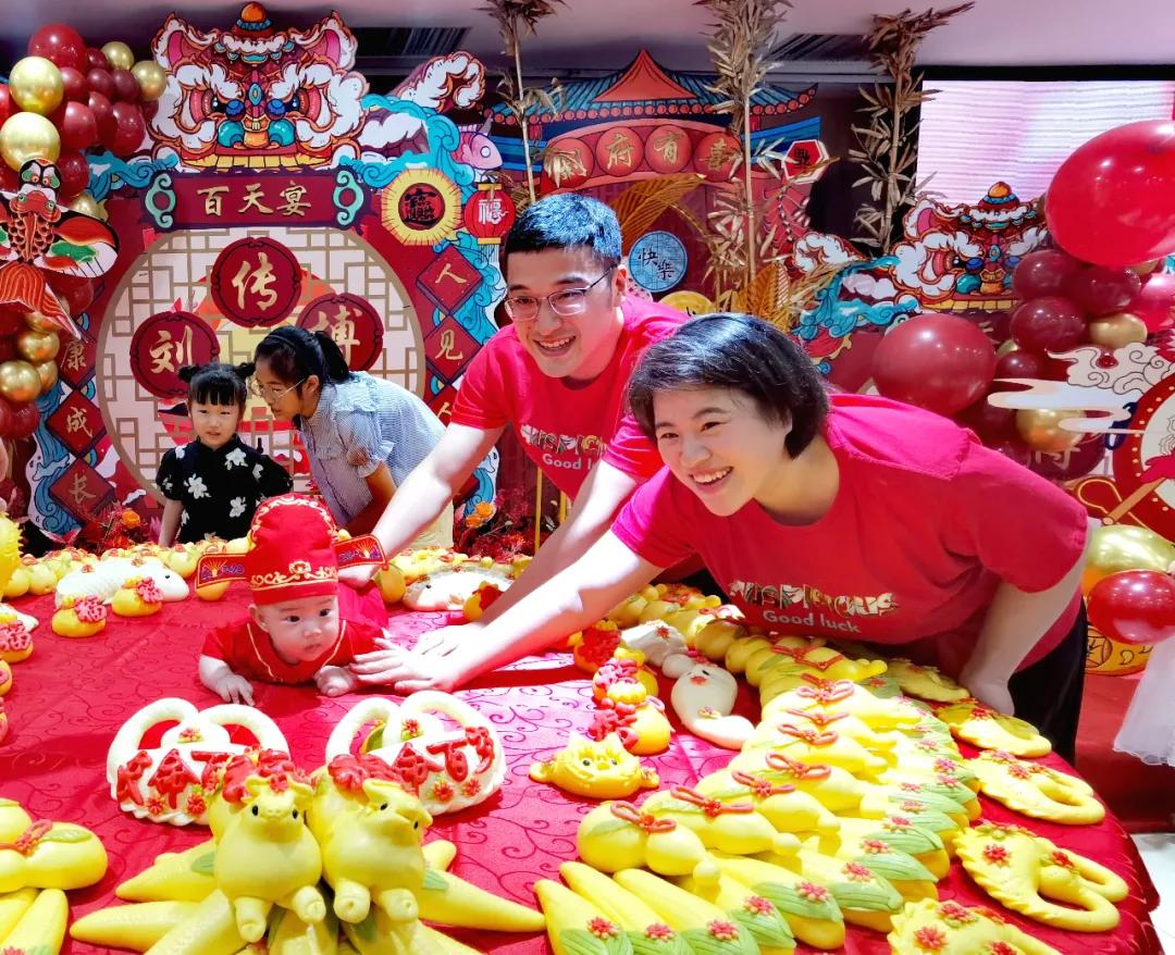 外孙百天照片,小外孙过百天