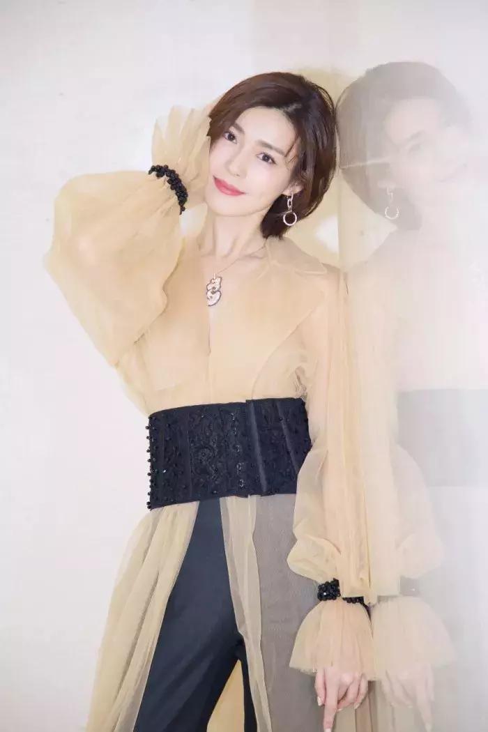 碎发太多怎么扎好看,扎高马尾额头前面碎发太多怎么办