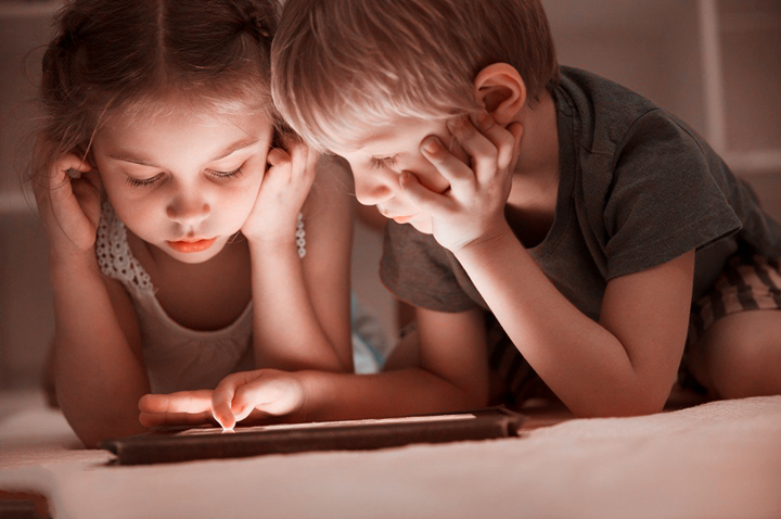 不让玩手机就大哭大闹，孩子成了手机奴怎么办？家长这样做很有效