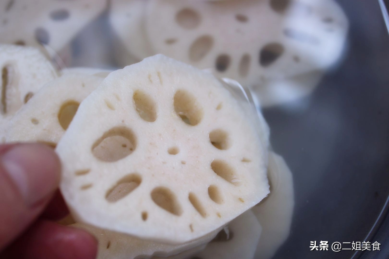 不切开莲藕怎样清洗莲藕里的泥,莲藕怎么清洗才能吃得放心