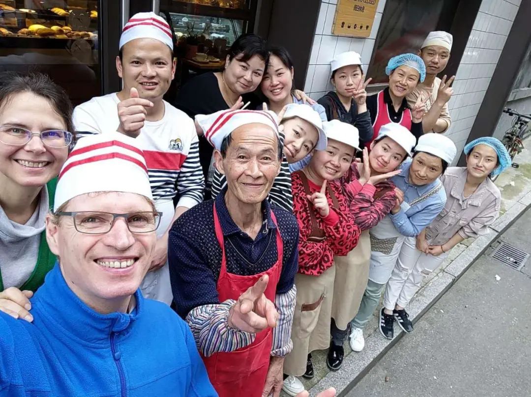 一家“无声”面包坊，一对德国夫妇，温暖了很多中国人，太治愈了