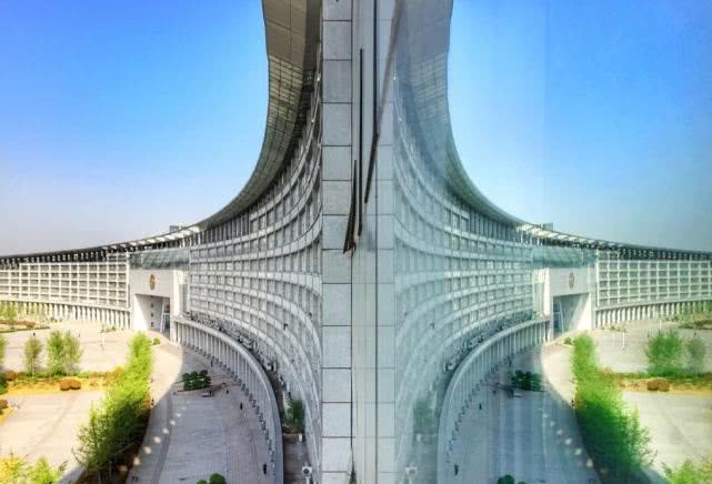 河南医学类最好的大学，男女生比例三比七，拥有“亚洲第一长楼”