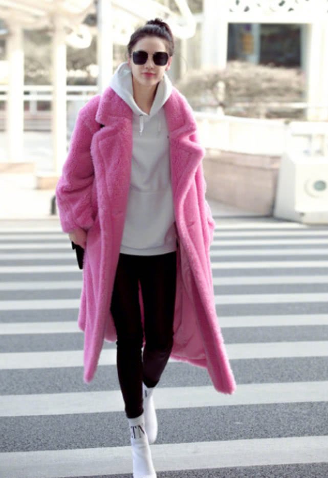 迪丽热巴同款泰迪熊粉色大衣 (明星红色泰迪熊大衣潮酷个性搭配)