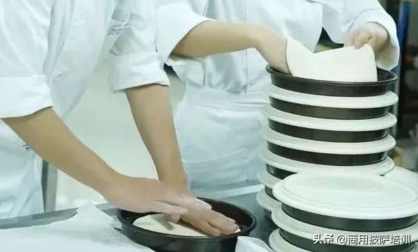 披萨做法家庭版冰箱冷藏发酵,自制披萨饼胚冷冻保存会硬吗