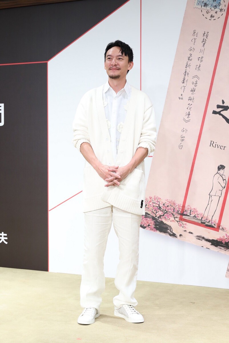 沉稳冷峻张震新写真彰显成熟魅力,张震穿西服