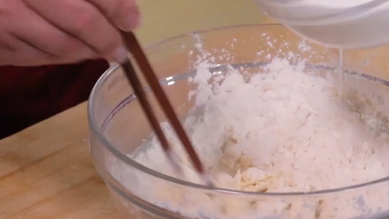 怎么在家炸油条才能不硬,当天快速炸油条最简单方法