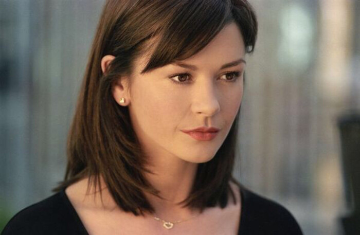 “黑长直”早就过时了，今年正流行“锁骨短发”，时髦减龄显脸小