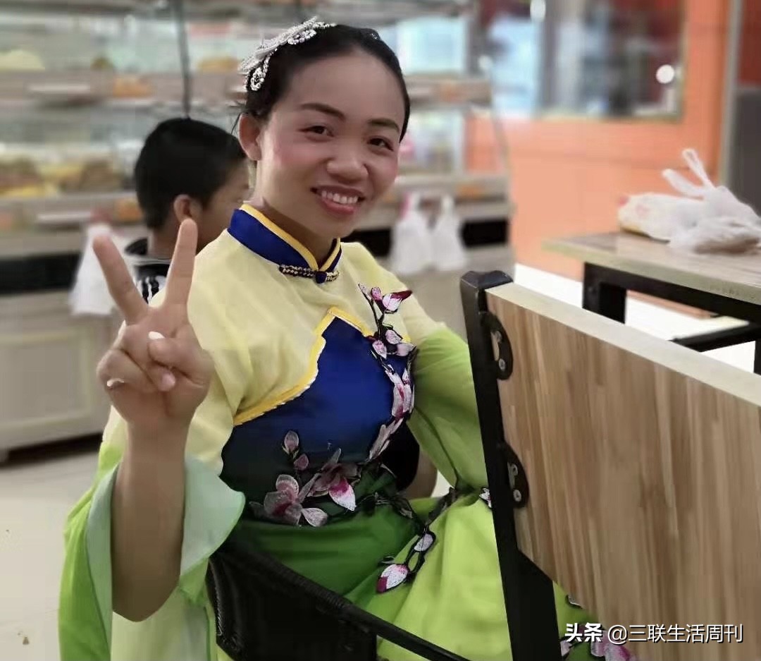 女子干完农活在田埂上跳古典舞,在家跳古典舞的女人