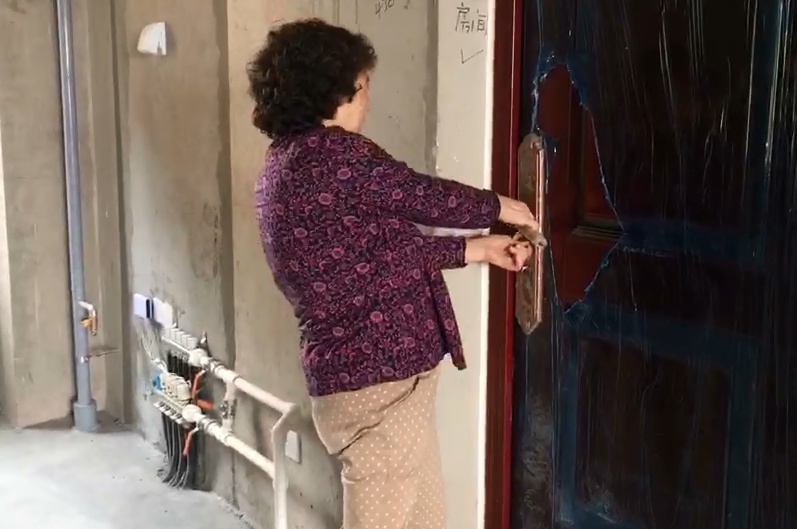 尴尬了！交房当天遭遇正大·佳源都市“挡门神”，一家被困新房出不去