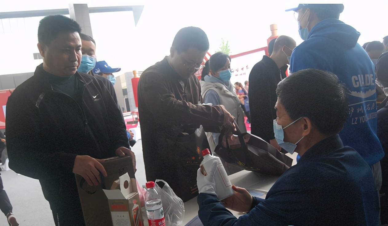 一瓶“不好喝”的老酒，让他热爱上了老酒事业！