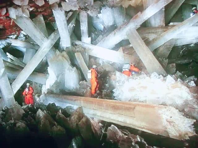 沙漠中的水晶宫,位于地下300米处,水晶长11米,却不用担心被偷