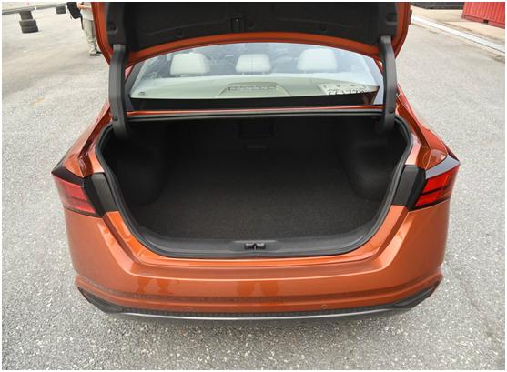 新款天籁和上一代天籁尺寸一样吗,车身尺寸和乘坐空间