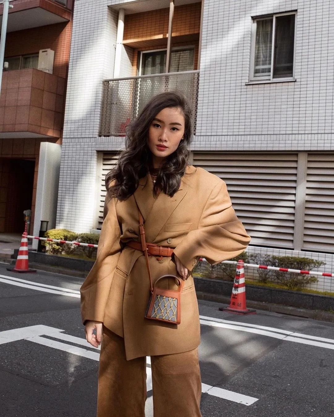 日常穿搭不可少具有质感腰带点缀,时髦精致女士两面穿时尚腰带