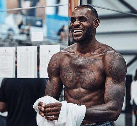 c罗和詹姆斯肌肉对比,詹姆斯和c罗哪个身体素质好