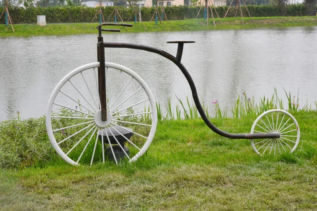 「觅趣小镇新都·原舍绿茵」湖畔泳池，畅玩斑竹园足球音乐小镇