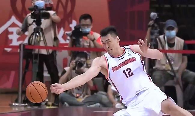 全场70次犯规5人被罚下,杜锋被广东逼出三十四次失误