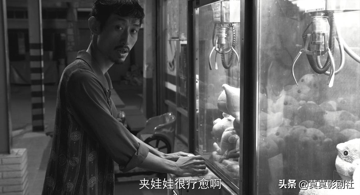 为何他眼睑低垂，是佛还是娼妓——《大佛普拉斯》的黑色幽默