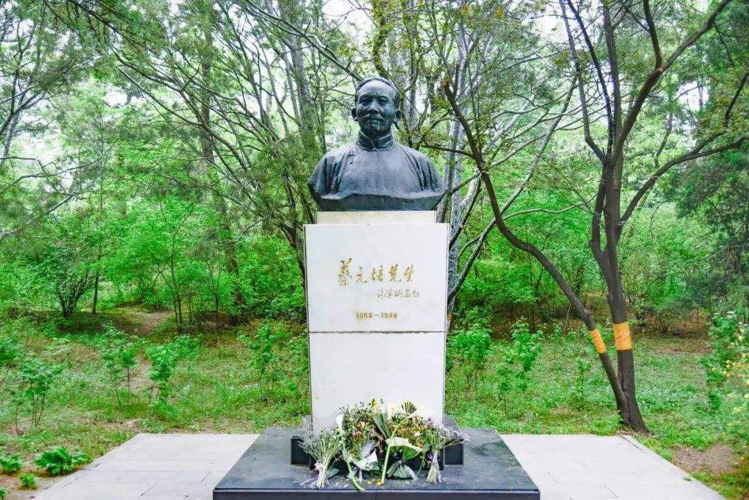 抛弃功名，推行“教育救国”，毛*东泽**誉其“学界泰斗，人世楷模”