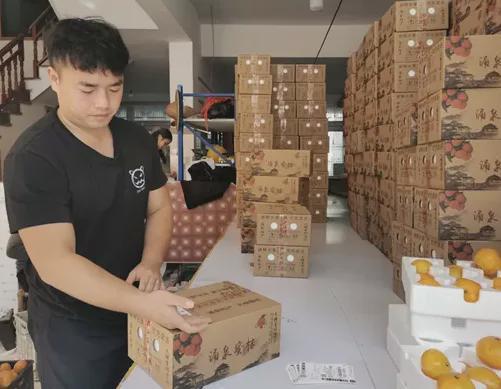 送博士生蜜橘的橘农火了：不仅店被抢空还帮了全村的忙