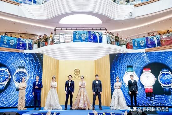 严屹宽参加华为发布会,严屹宽正装皮鞋