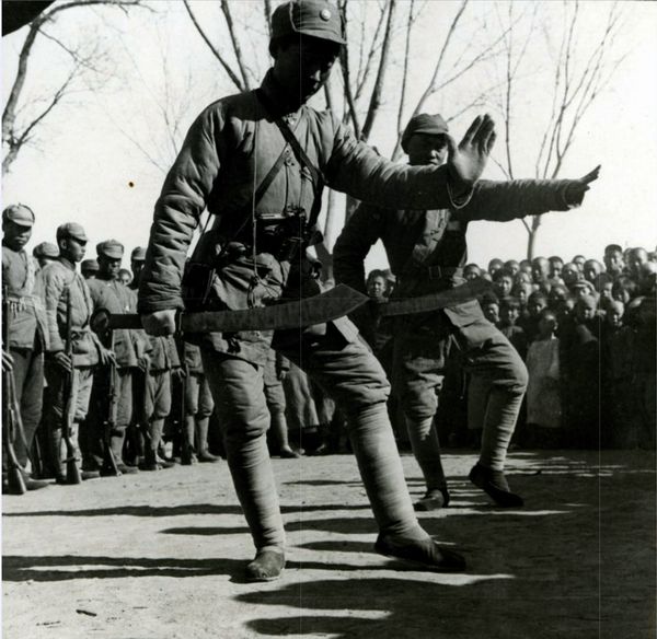 山河带砺：冲过来小日本那把*刀军**真好，一定要抢到手