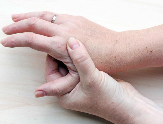 手发麻发胀怎么解决问题,手经常发麻吃什么好