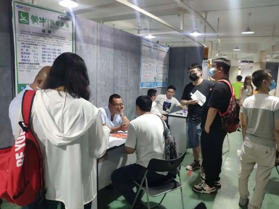 显摆招聘网怎么样,招才引智招聘会现场