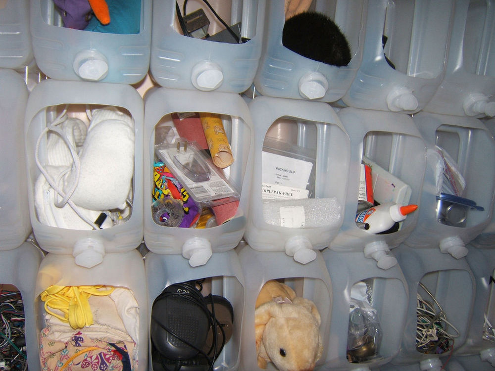 攒了40个塑料桶列成一摞，一格一格当储物柜用，没想到在小区火了