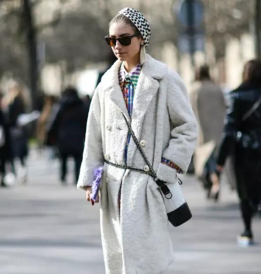 香奈儿流浪包正品是什么皮,香奈儿流浪包值不值得购买