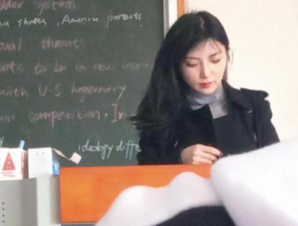 为什么大学里的英语课，多数是年轻漂亮的女老师？男老师去哪了