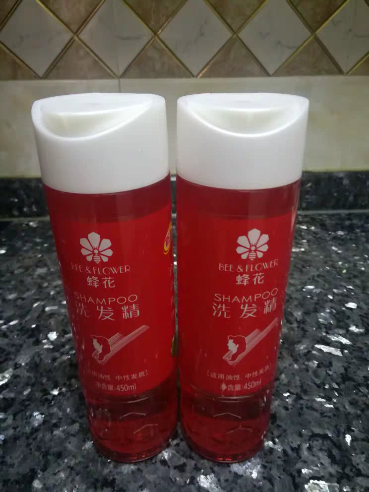 一种蓝色牌子的洗发水,一种蓝色瓶的洗发水