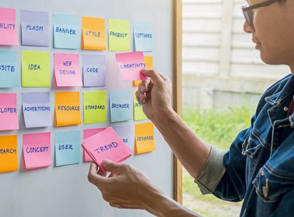 人是被左右的动物坚持独立思考,人是一种理性又感性的动物