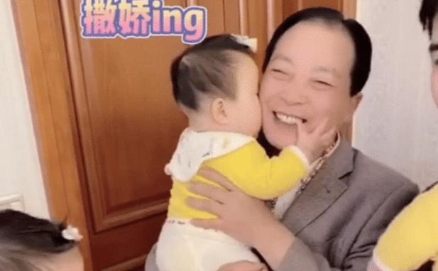 “大金链子爷爷”被三胞胎“抢劫”火了，一不小心生了三个小财迷