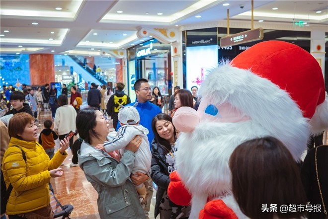 奇迹许愿圣诞树惊艳点亮，上海环球港开启奇幻童话之旅