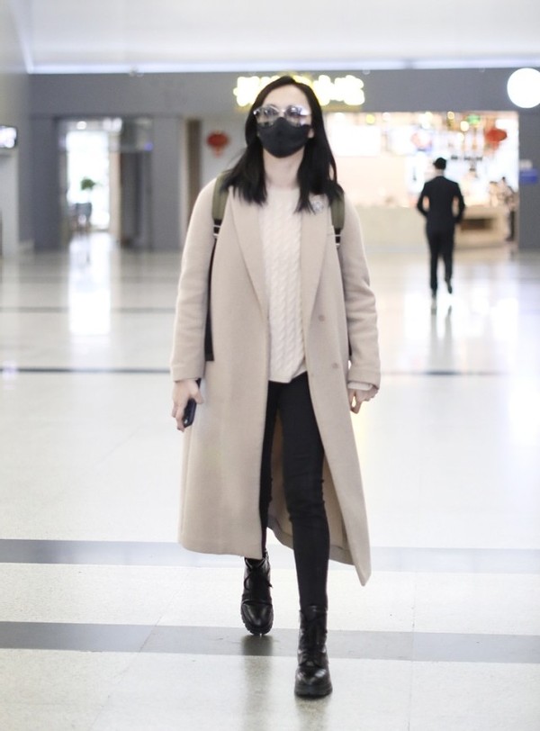 姚晨大衣腰带系法,姚晨穿露腰装秀纤纤细腰