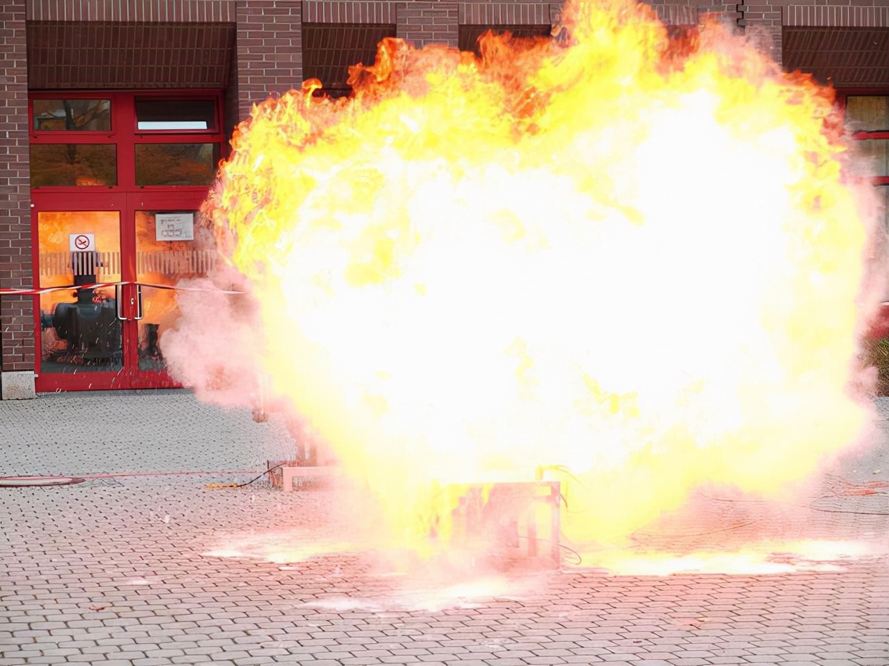 做饭液化气爆炸怎么办,做饭途中煤气罐冒火怎么回事