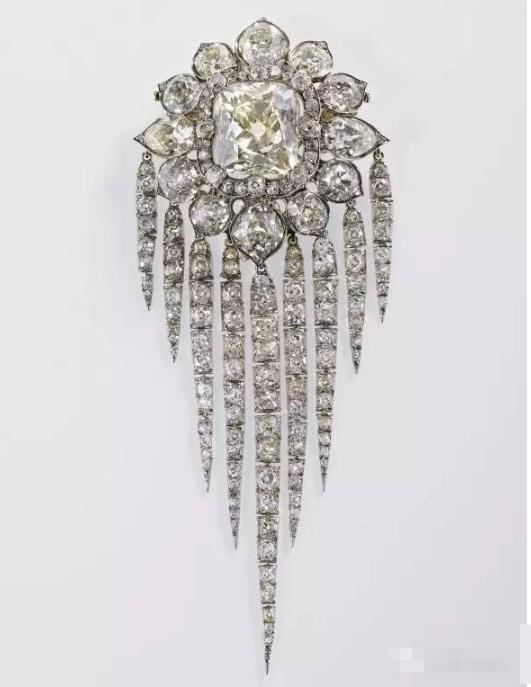 英国女王的珠宝留给卡米拉了吗,英女王戴的珍珠项链