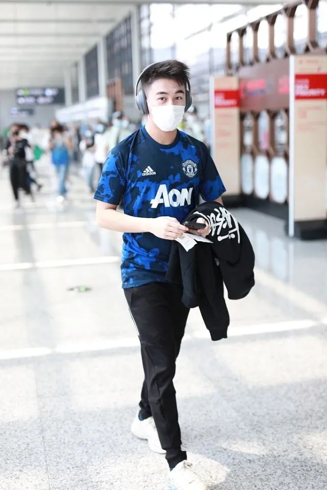 何猷君穿曼联球衣,何猷君帅气视频