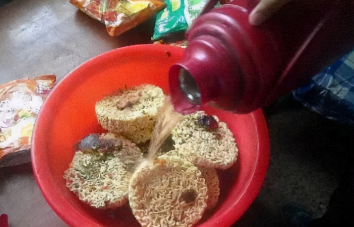 大学寝室的沙雕日常，小太阳上烤大虾，导员闻着味就来没收了