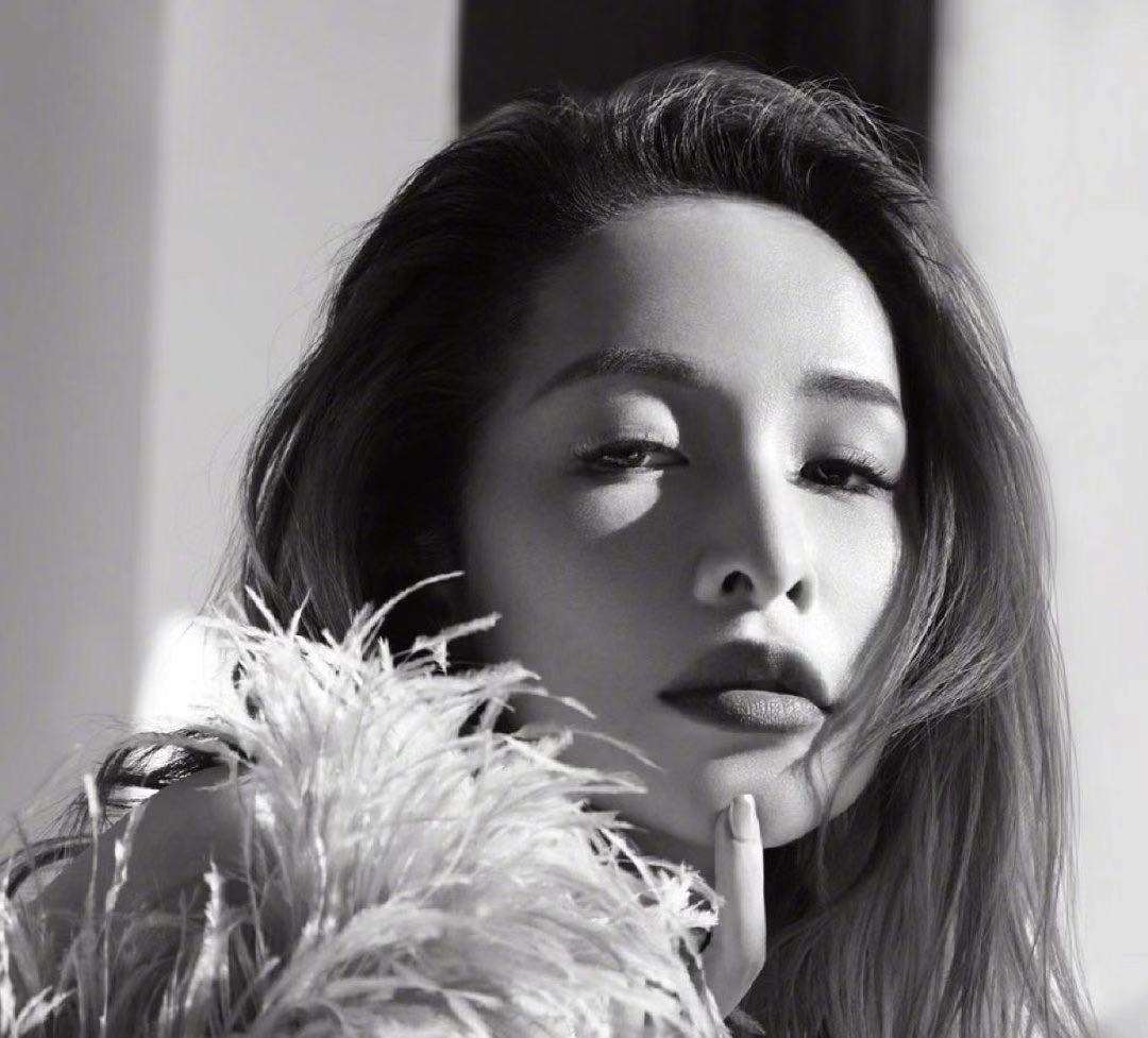 萧亚轩丰唇,42岁萧亚轩与年轻男子亲密合影