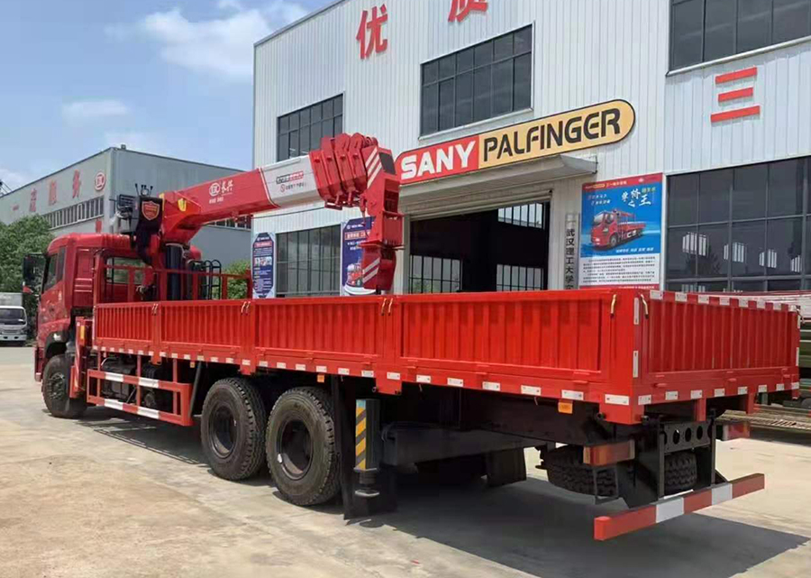 后八轮随车吊天龙好还是解放好,东风天龙后八轮12吨随车吊价格