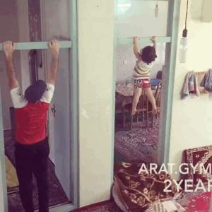 拥有6块腹肌的5岁孩子，人送外号“小泰山”！成年人都要跪了……