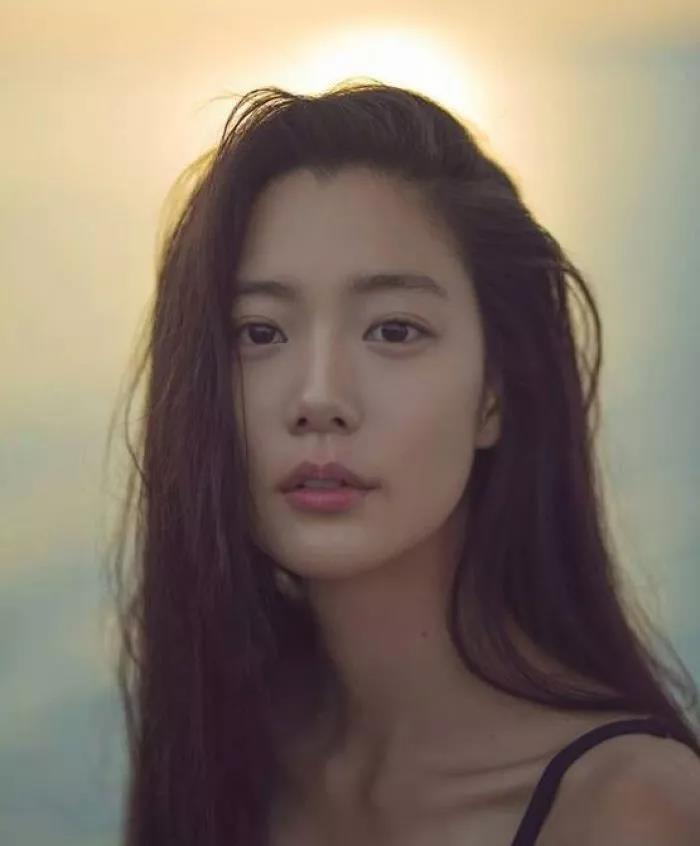 32岁的李成敏被称为亚洲第一美女,亚洲第一美女李成敏西装造型