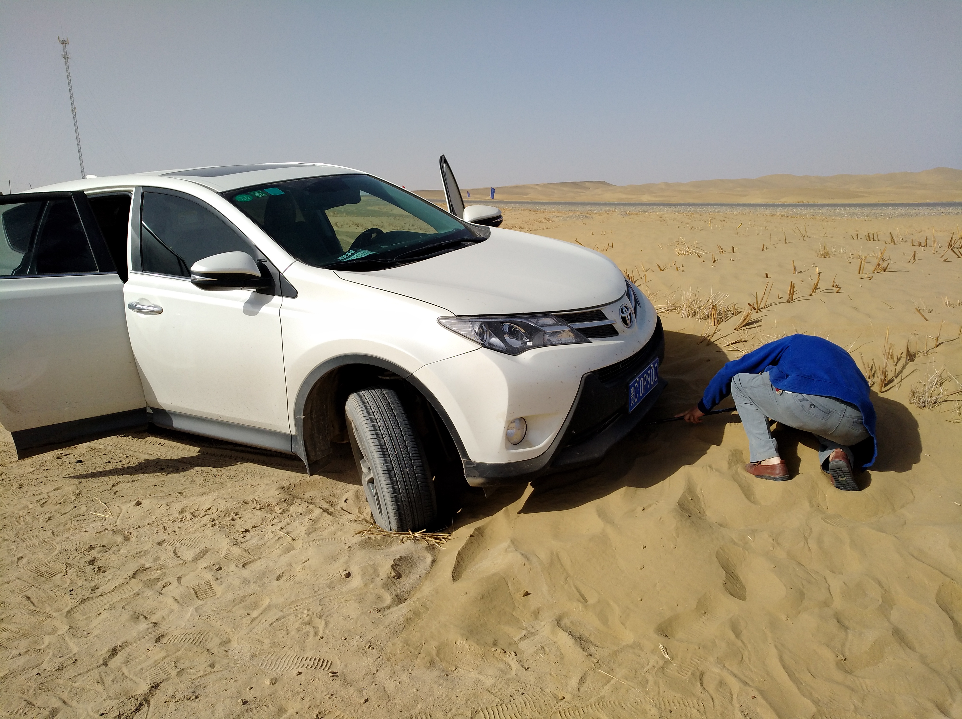 13000公里新手独驾*疆新**日记第23天——塔克拉玛干沙漠陷车自救