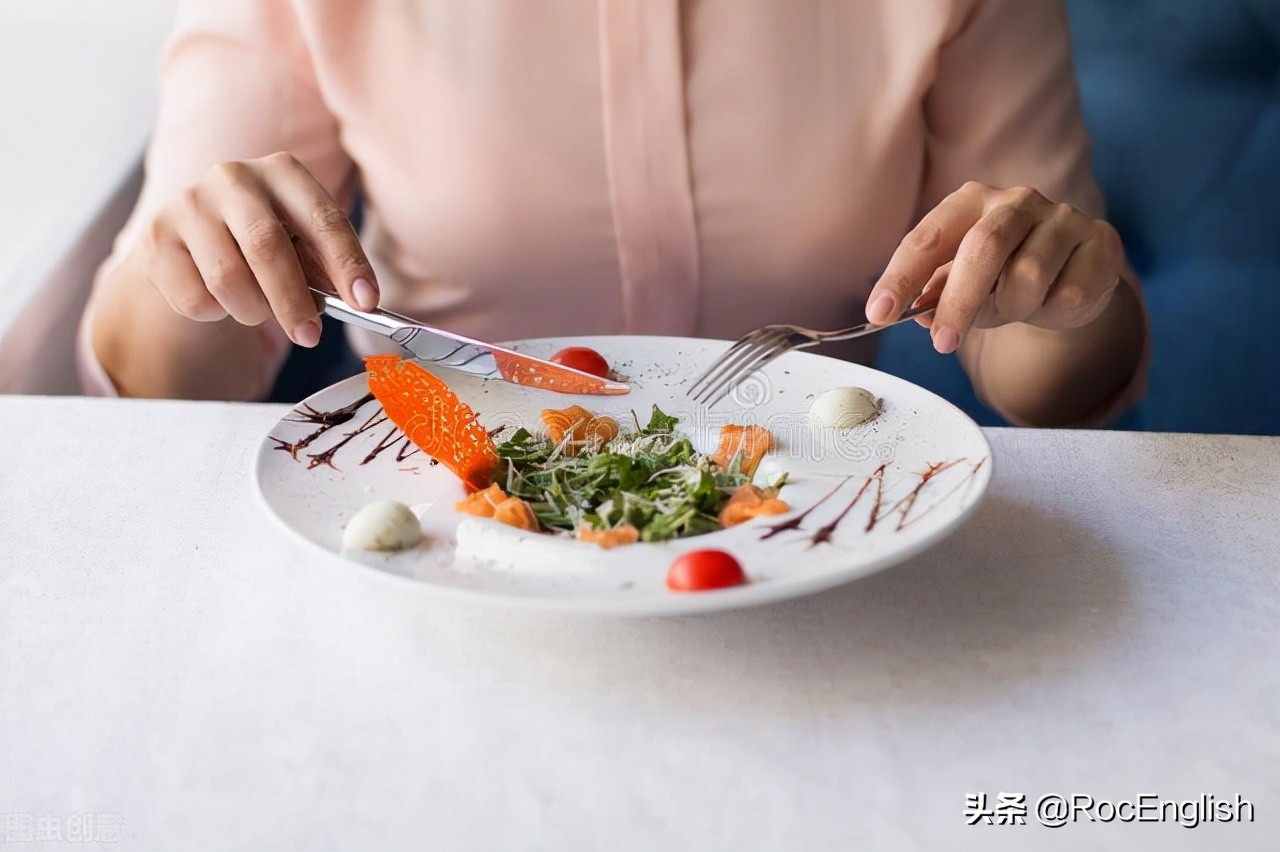 名字前不加不定冠词,一般情况下名字前面都要加冠词吗