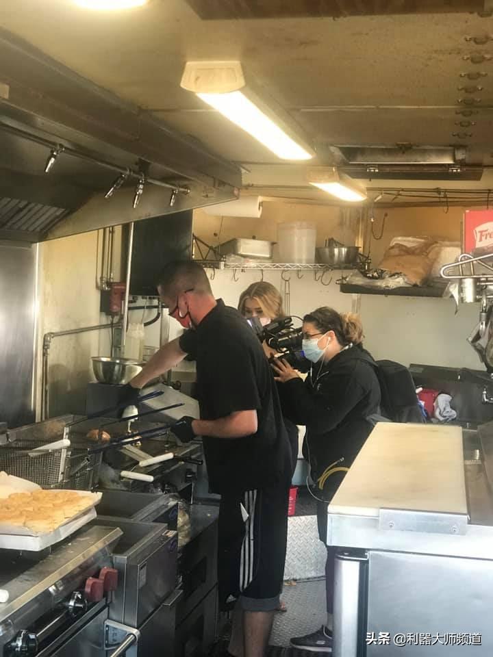 如何制作路边摆摊小吃赚钱,普通人怎样做小吃店铺赚钱