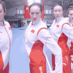 运动员上台领奖穿的是什么衣服,奥运会运动员领奖服