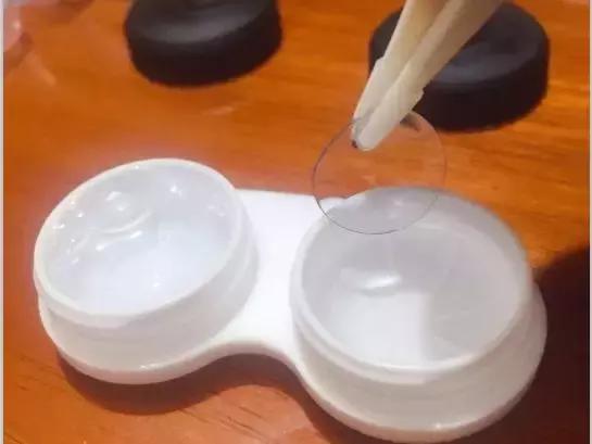 不会戴隐形眼镜拿什么可以练手,不会戴美瞳怎么办视频