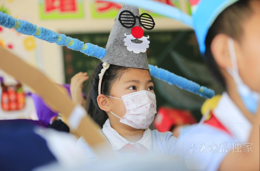 小孩上课搞笑视频笑喷了奶牛,小孩上课搞笑视频笑喷