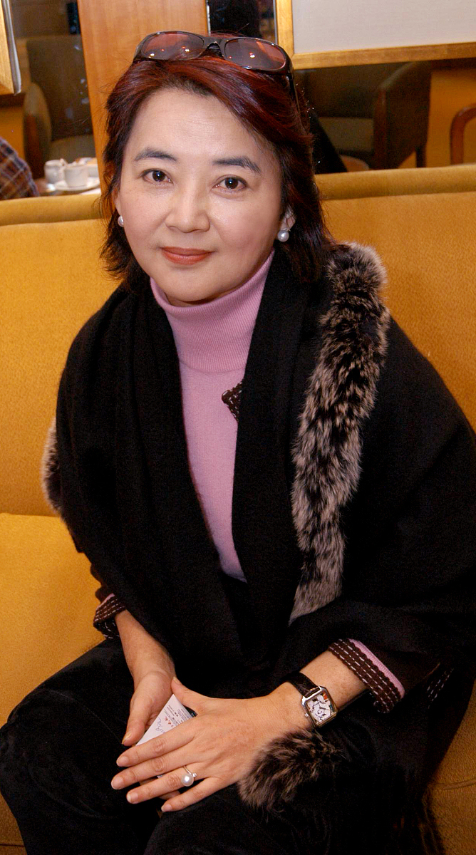 中年微胖女人怎么穿“皮草”？看64岁胡慧中，显瘦不说还高贵